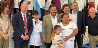 Sáenz inició la distribución de kits y manuales escolares en toda la provincia