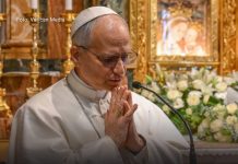 Papa León XIV: silencio, rosario y oración ante el Santísimo.