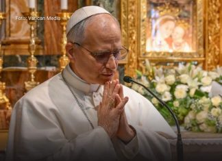 Papa León XIV: silencio, rosario y oración ante el Santísimo.