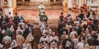 Jóvenes migran a la Iglesia Católica
