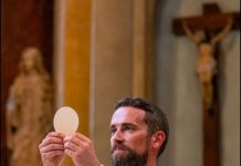 Ingeniero de Google se ordena y convierte en Sacerdote Catolico