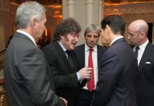 Milei desesperado busca un foto con Trump
